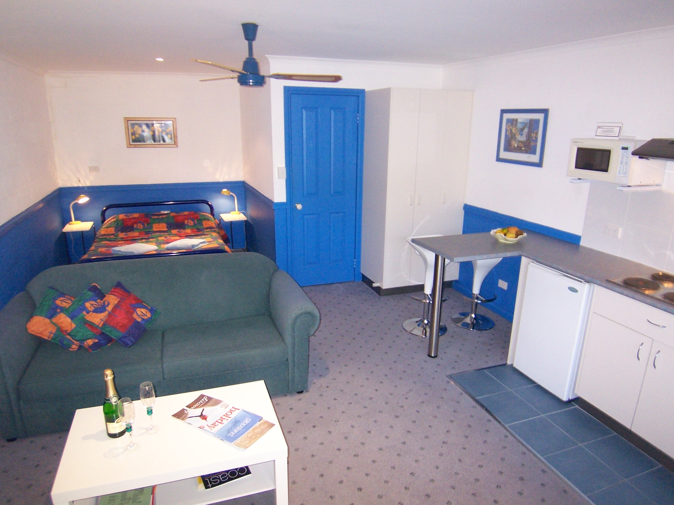 Double bed and sittingroom area